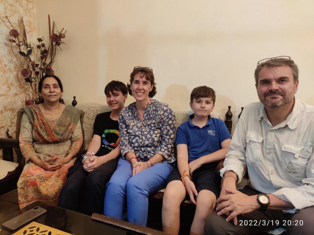 गेस्ट हाउस Max